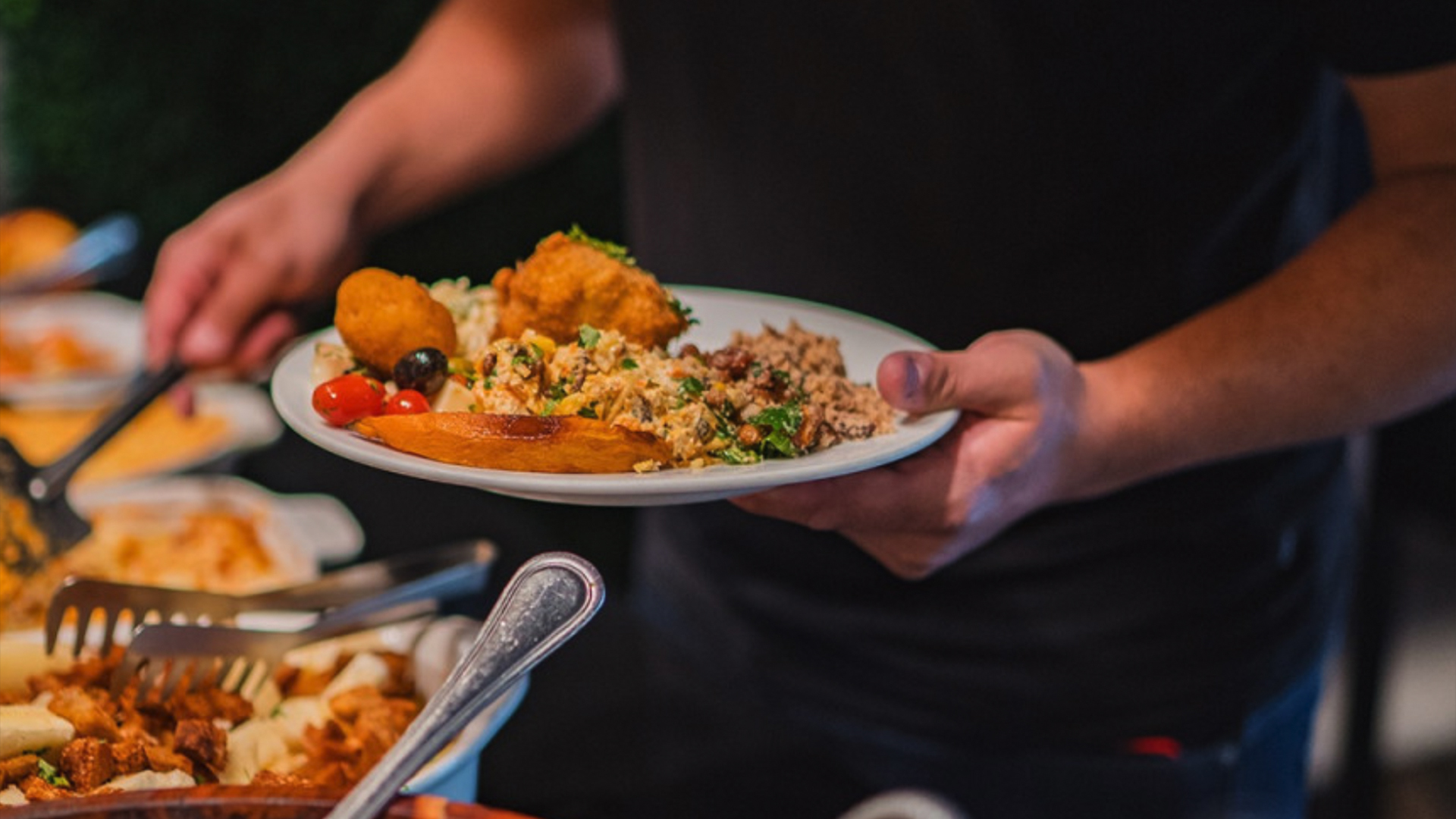 prato de comida do buffet do Taste of Brazil